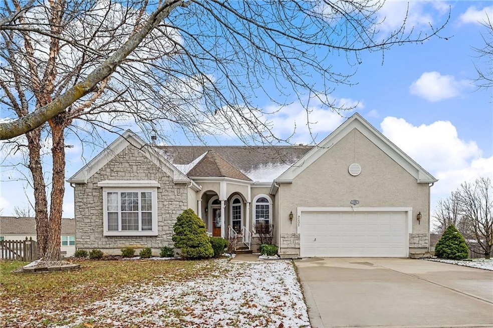 9205 N Campbell Ct, Kansas City, MO 64155 - photo 1