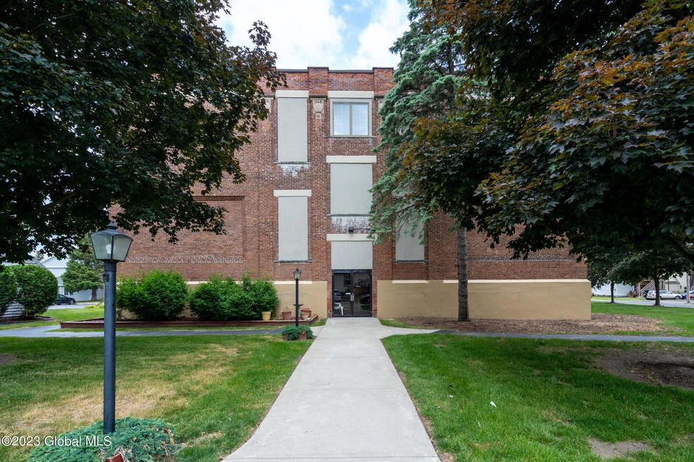 222 S Ten Broeck St-1