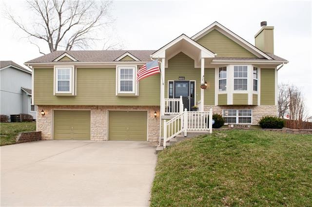 601 Forrest View Ct, Raymore, MO 64083 - photo 1