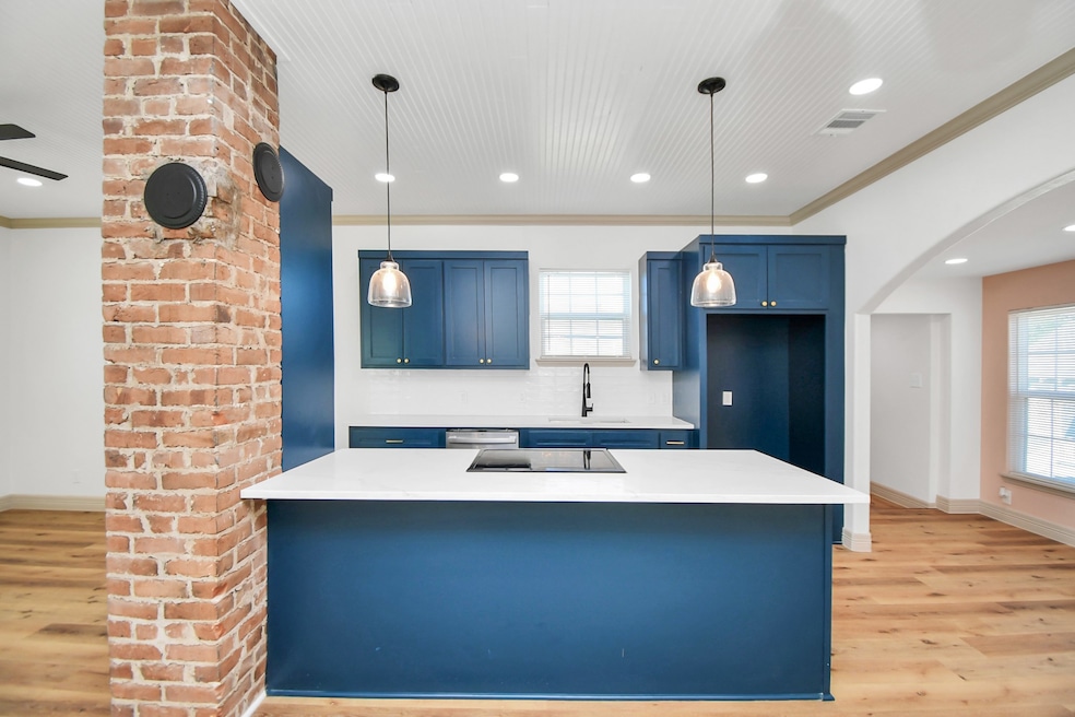 Wow! What a kitchen! This completely new kitchen h
