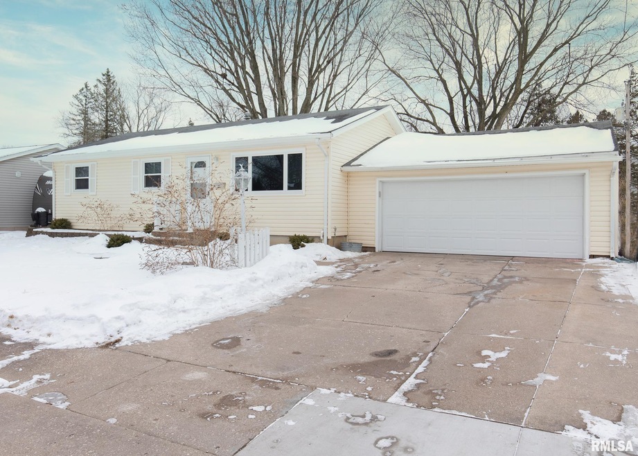 1919 W 46th St, Davenport, IA 52806 - photo 1