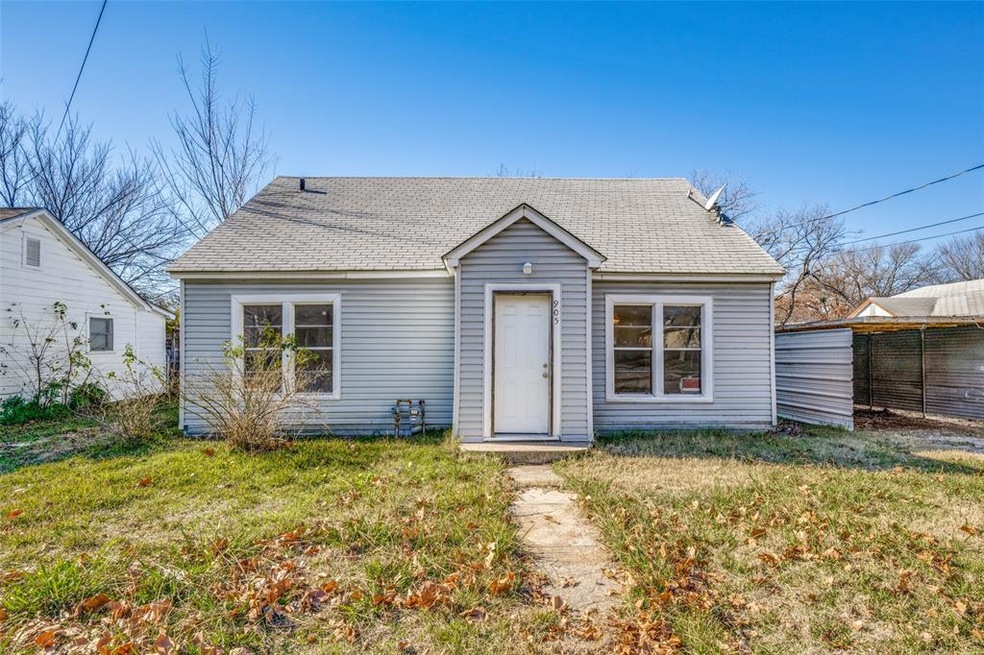 905 N Howeth St, Gainesville, TX 76240 - photo 1