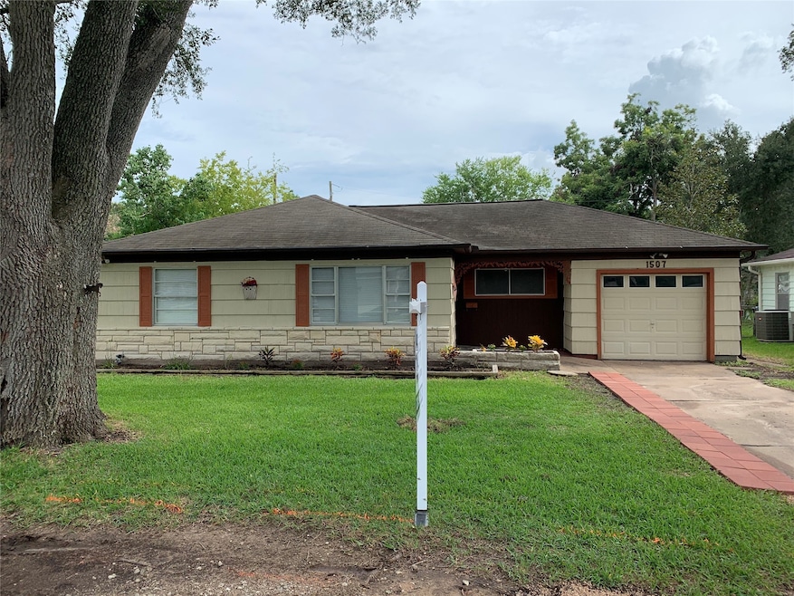 1507 W Blum St, Alvin, TX 77511 - photo 1