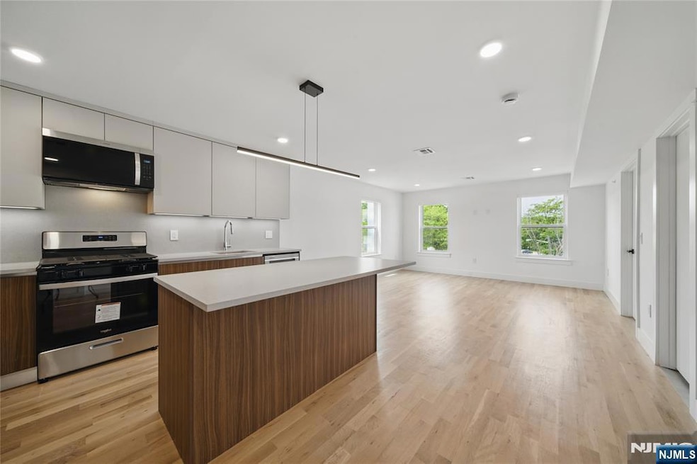 11 W Railroad Ave unit 5, Tenafly, NJ 07670 - photo 1