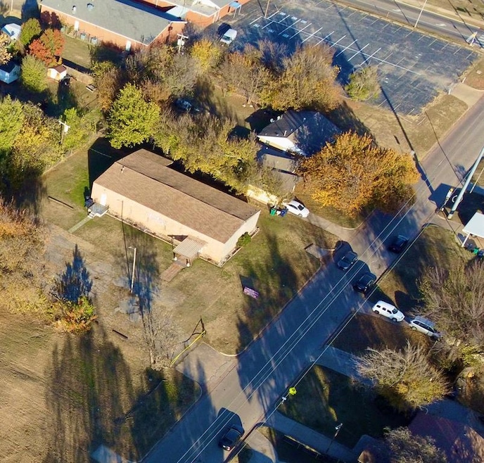 933 NE 30th St, Oklahoma City, OK 73105 - photo 1