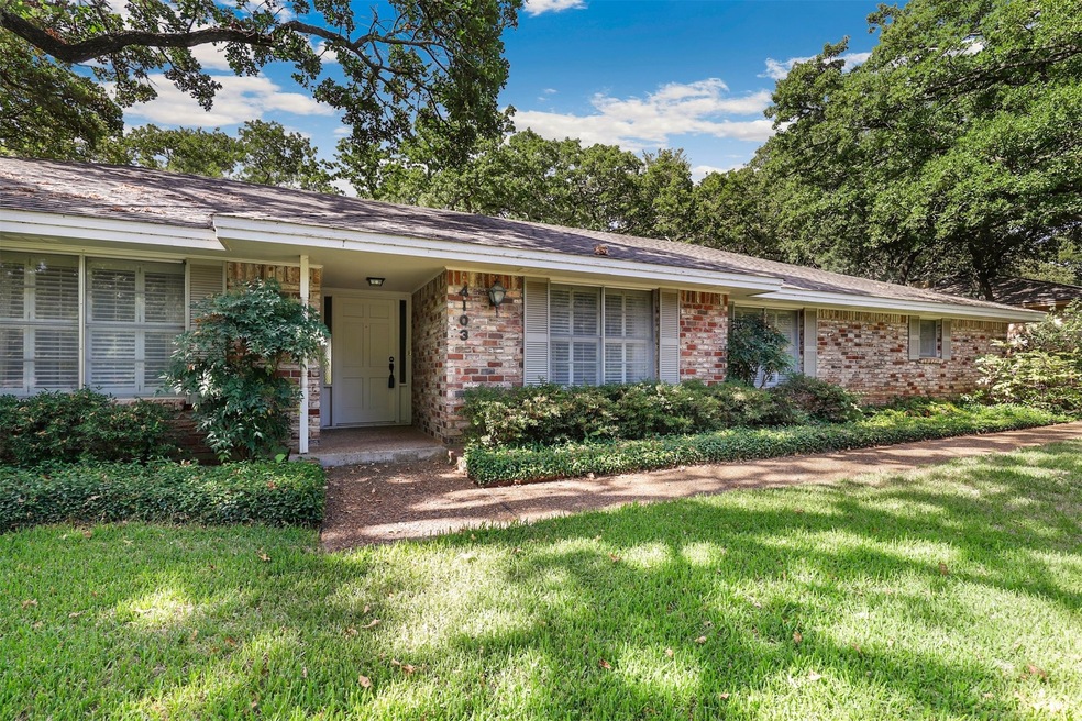 4103 Hollow Oak Dr, Euless, TX 76040 - photo 1