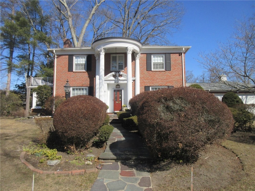 282 Meshanticut Valley Pkwy, Cranston, RI 02920 - photo 1