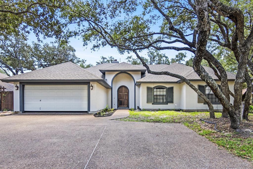 220 Champions Dr, Rockport, TX 78382 - photo 1