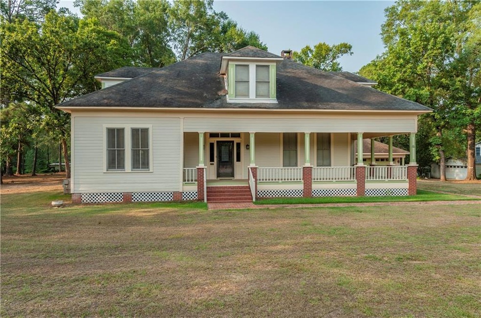 Fabulous ancestral home in Plain Dealing.
