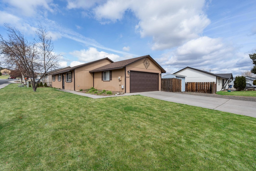 2247 SW 33rd St, Redmond, OR 97756 - photo 1