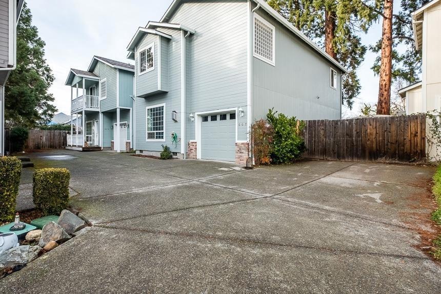 667 Shadow Way, Central Point, OR 97502 - photo 1