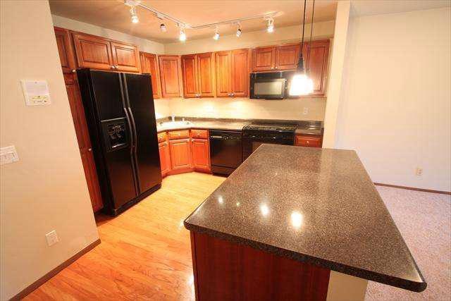 Kitchen w/ Eat-In Island