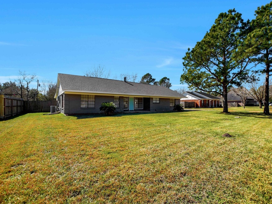 107 Canal Dr, Friendswood, TX 77546 - photo 1