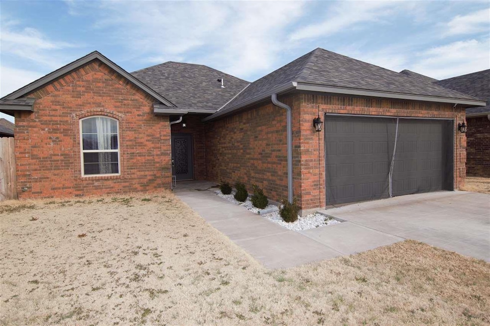 219 NW Granite Ave, Cache, OK 73527 - photo 1