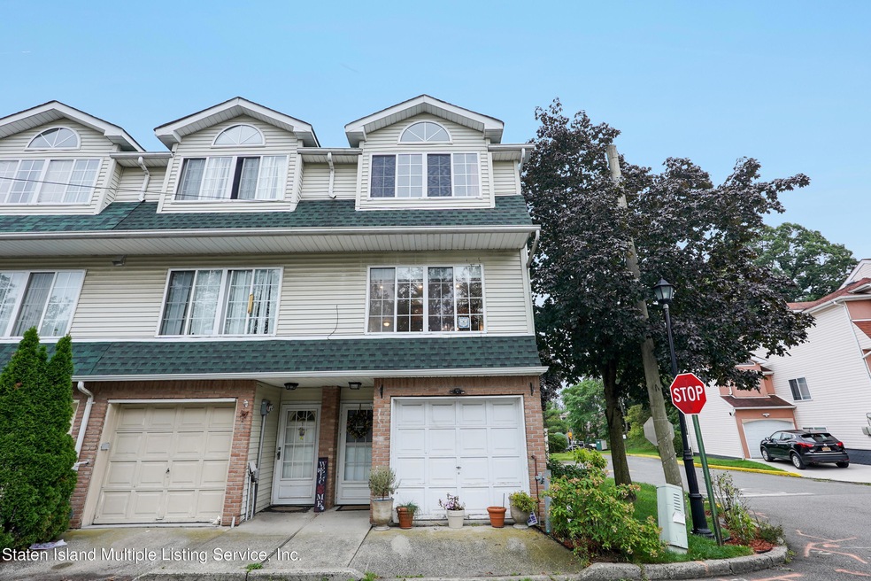 15 Woodcutters Ln, Staten Island, NY 10306 - photo 1