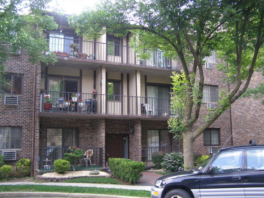 29 Donna Ct unit 11, Staten Island, NY 10314 - photo 1