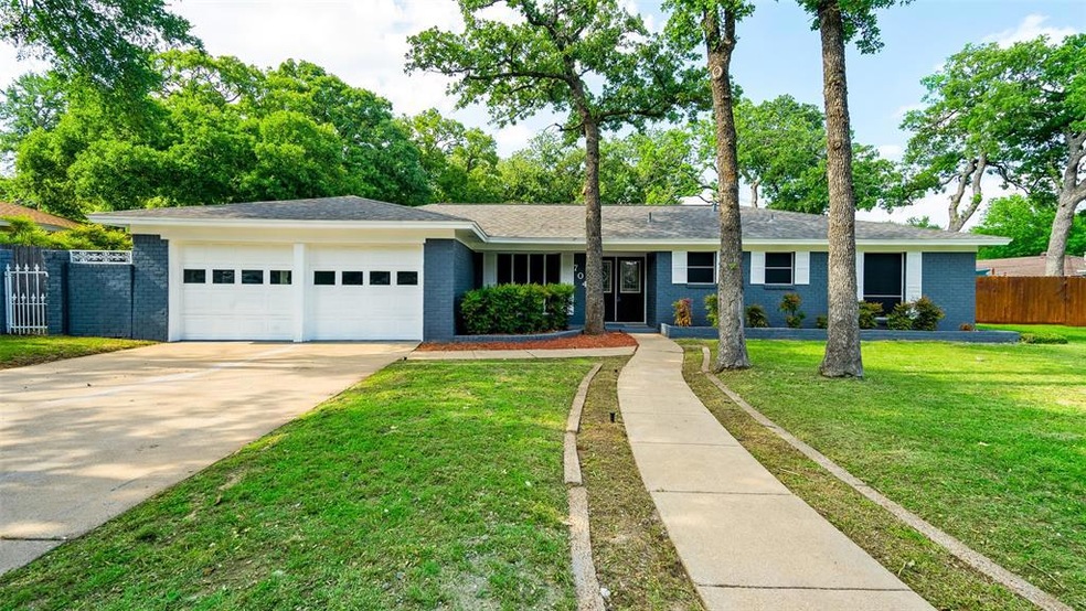 704 Thousand Oaks Dr, Hurst, TX 76054 - photo 1