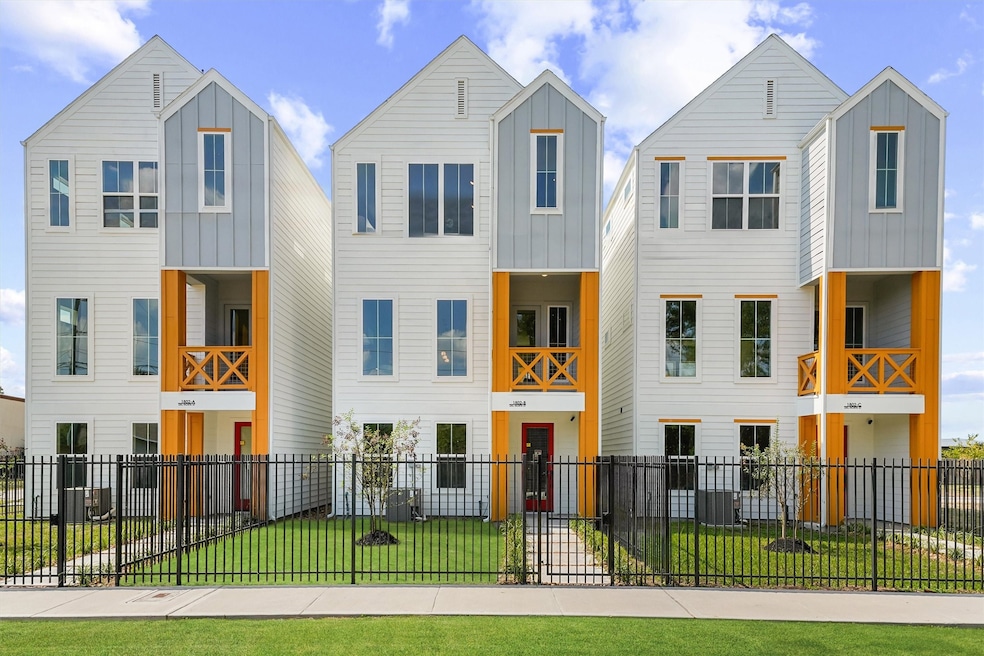 3903 Pinemont Dr unit A, Houston, TX 77018 - photo 1