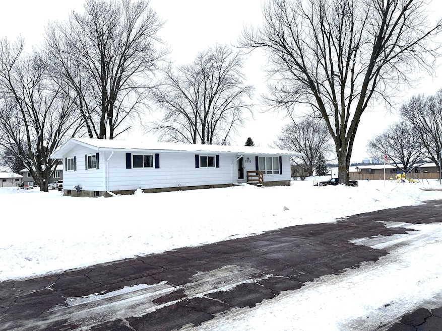 3702 W Amber Lake Dr, Fairmont, MN 56031 - photo 1