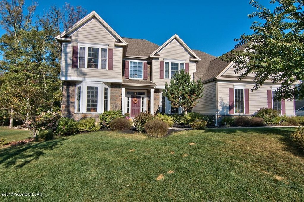 1080 Woodberry Dr, Mountain Top, PA 18707 - photo 1