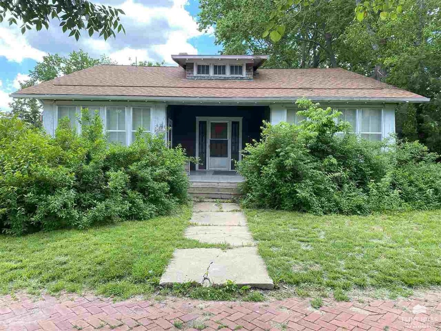 1523 Poyntz Ave, Manhattan, KS 66502 - photo 1