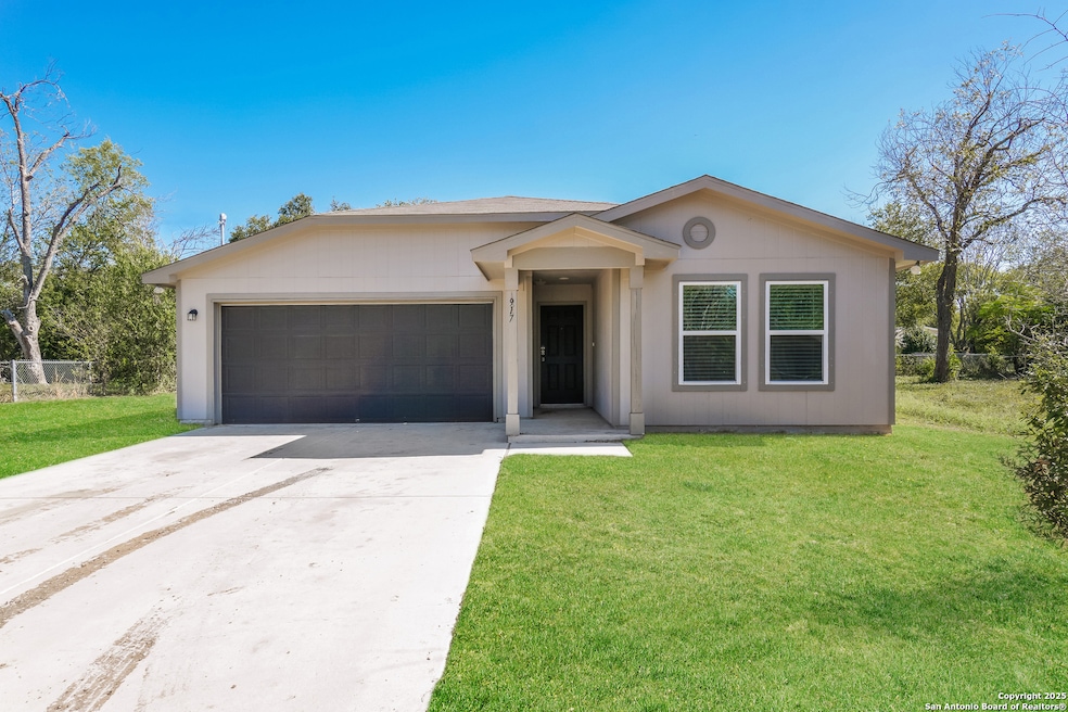 917 8th St, Seguin, TX 78155 - photo 1