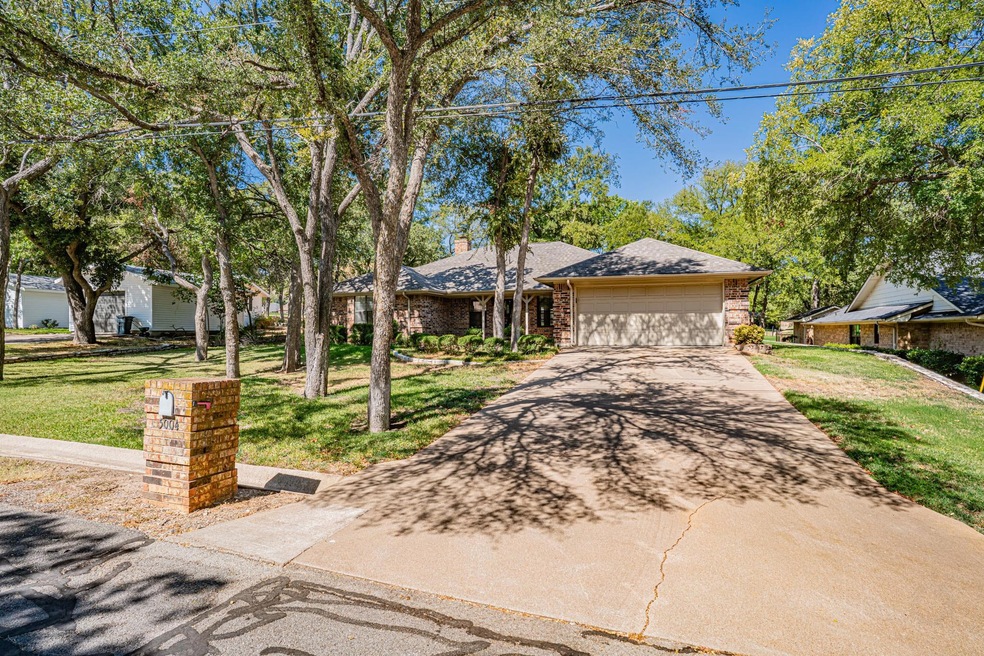 5004 Largo Dr, Granbury, TX 76049 - photo 1