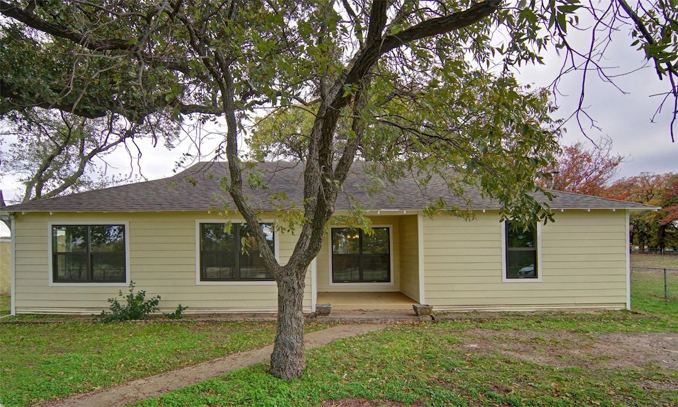 239 Montgomery Ln, Weatherford, TX 76087 - photo 1