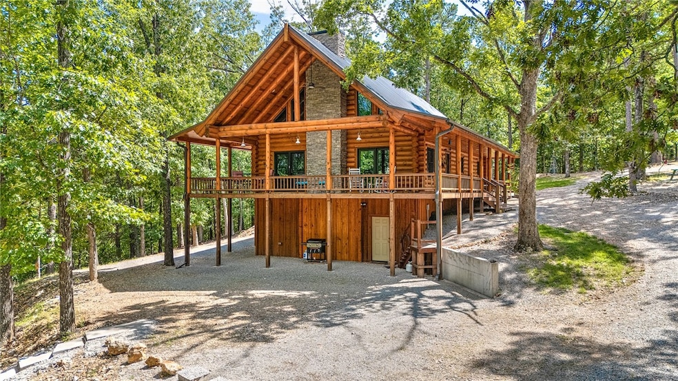 Charming log cabin tucked in the Ozark woods betwe