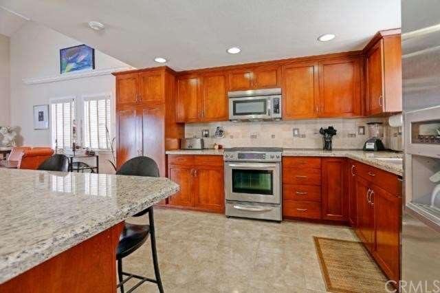 Note the decorative backsplash shining under the r