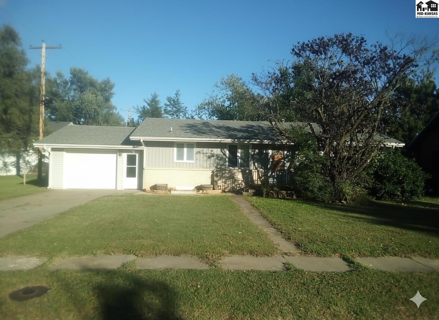 122 S Maple St, Pretty Prairie, KS 67570 - photo 1