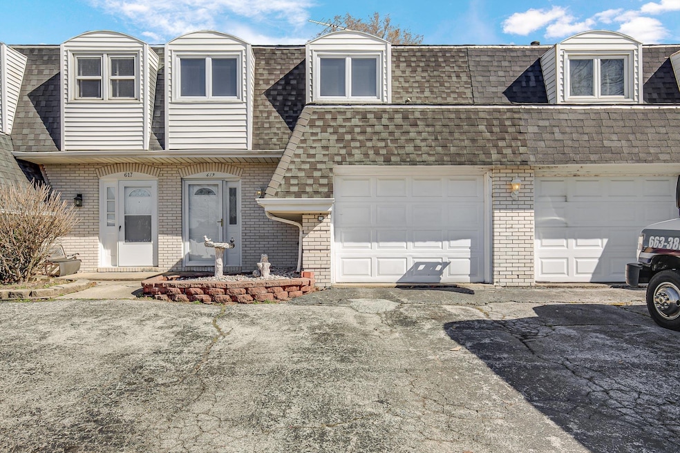 619 Wellington Dr, Dyer, IN 46311 - photo 1