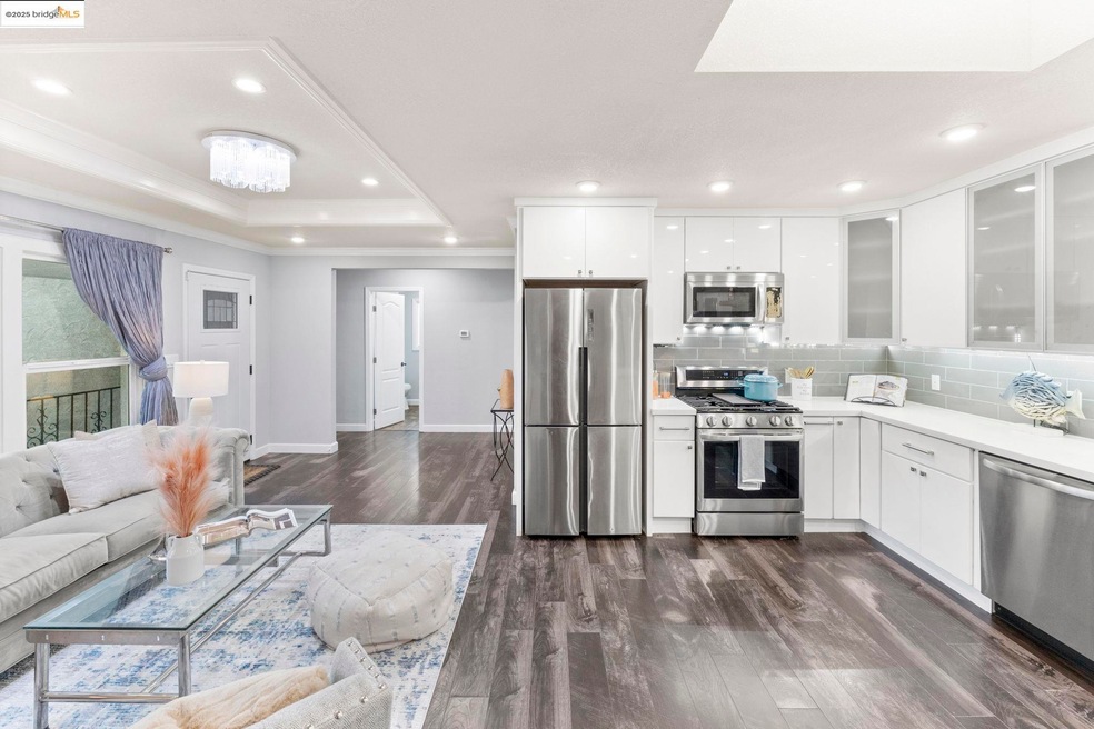 Open Floor-plan living room & kitchen