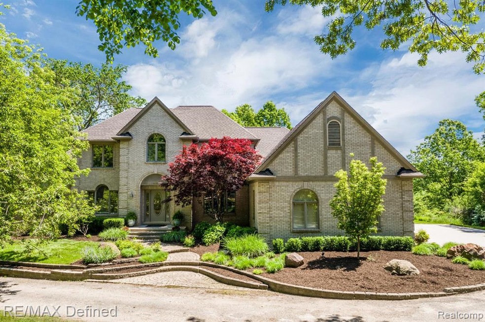 Large horseshoe driveway off of a private road.