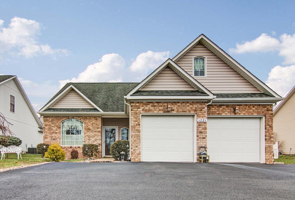 1221 Mountain View Road