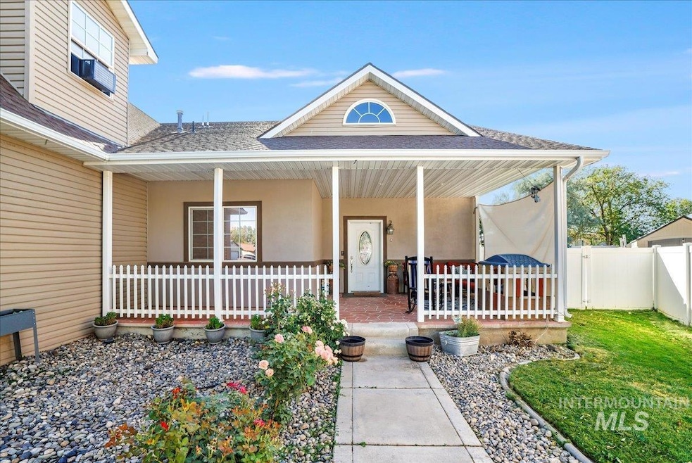 Doorway to property featuring covered porch, roof with shingles, and stucco siding