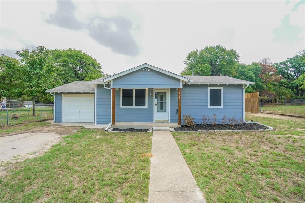1012 Red Oak St, Azle, TX 76020 - photo 1