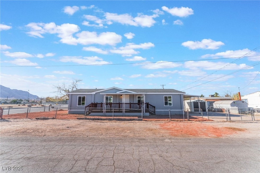 Manufactured / mobile home featuring a fenced fron