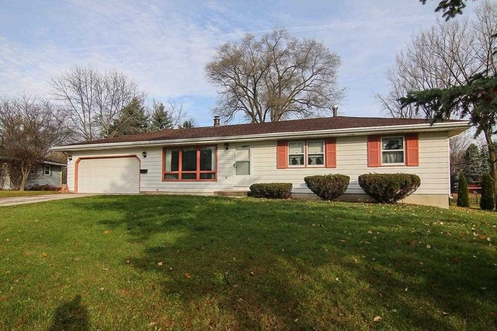 207 Hilltop Cir, Brooklyn, WI 53521 - photo 1