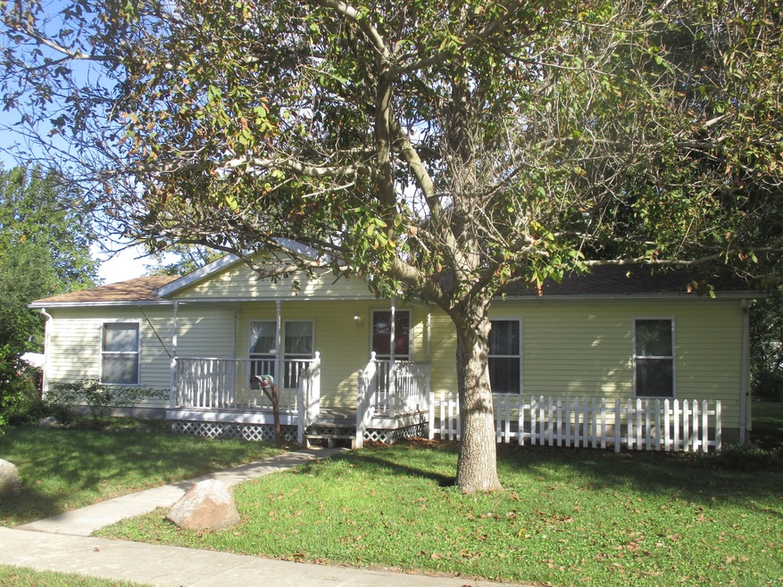 814 E Overton St, Tuscola, IL 61953 - photo 1