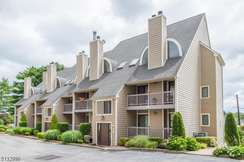 909 River Renaissance, East Rutherford, NJ 07073 - photo 1