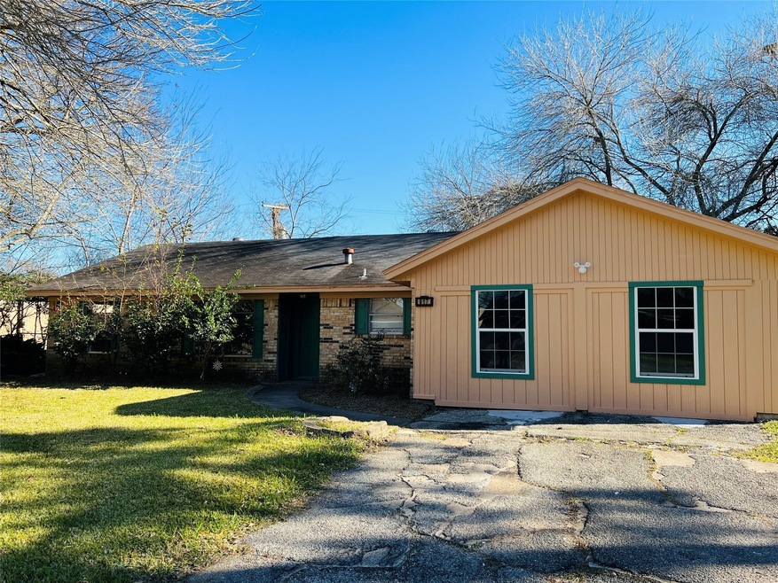 817 Midas Ln, Alvin, TX 77511 - photo 1
