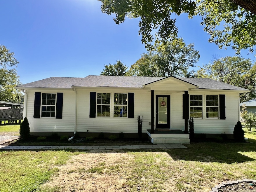 Welcome to 701 W 2nd St, Dickson, Tennessee!   This is an ADORABLE House!