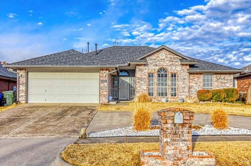 909 Goshawk Dr, Norman, OK 73072 - photo 1