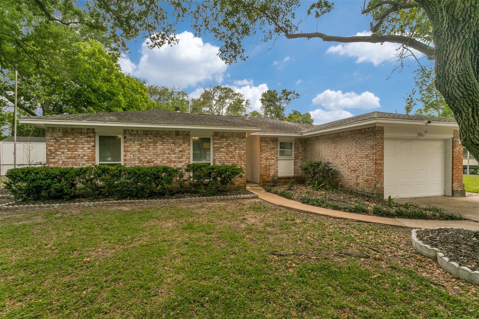 728 Dezso Dr, Alvin, TX 77511 - photo 1