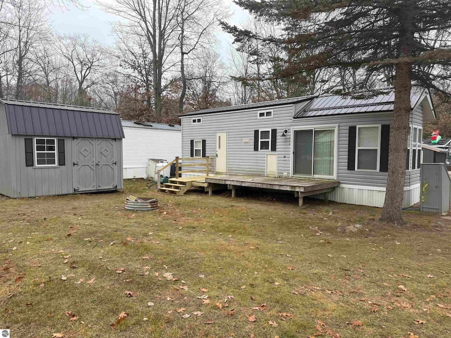 2757 Owens Dr unit 216, Houghton Lake, MI 48629 - photo 1