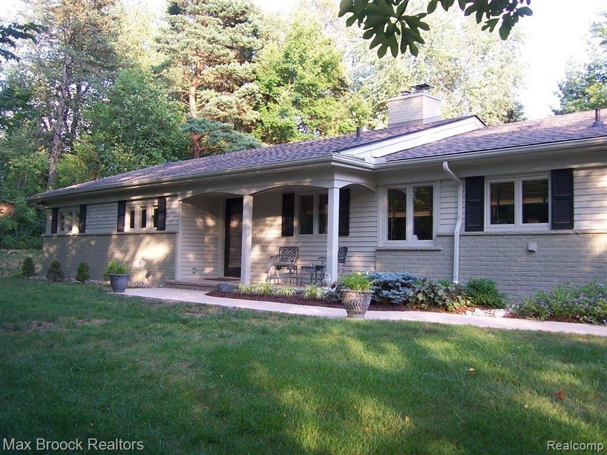 4645 Pickering Rd, Bloomfield Hills, MI 48301 - photo 1