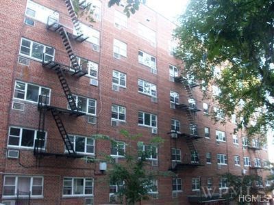 The Granada unit 2K, Bronx, NY 10463 - photo 1