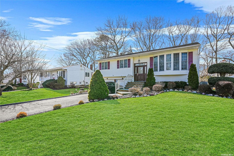 22 Queen Anne Place, Hauppauge, NY 11788 - photo 1