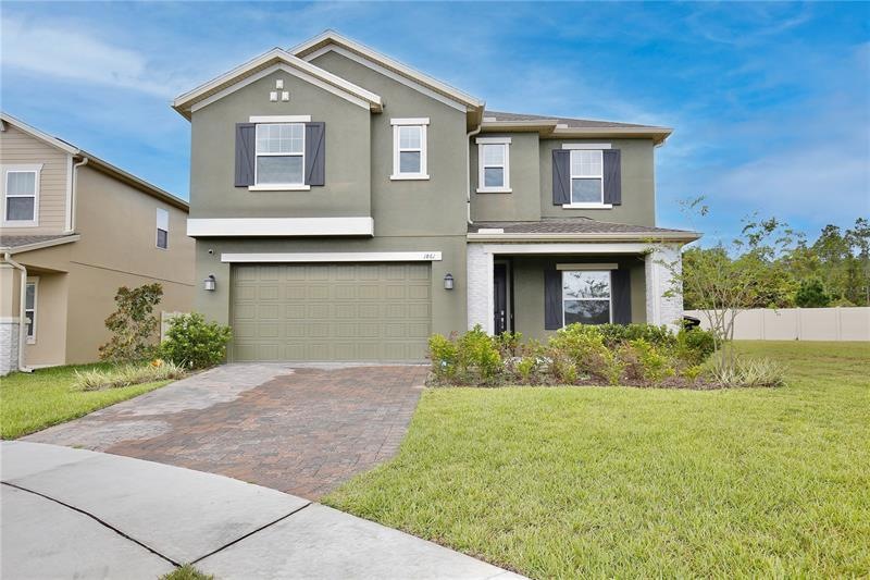 Front view, with pavered driveway n cul-de-sac.